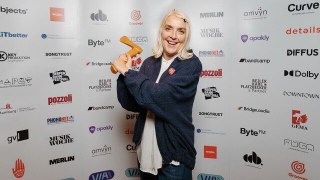 Impala Helen Smith VIA VUT Indie Awards 2025 Indie Axt _C_ Jonas Neugebauer Spricht unter dem Motto WhyIndependentsMatter im Rahmen der Indies Days des VUT beim Reeperbahn Festival 2026 über die Bedeutung der unabhängigen Musikunternehmen für das gesamte musikalische Wirtschaftssystem: die Impala-Vorsitzende Helen Smith, hier bei der VIA-Verleihung 2025 mit ihrem Sonderpreis. Foto: Jonas Neugebauer