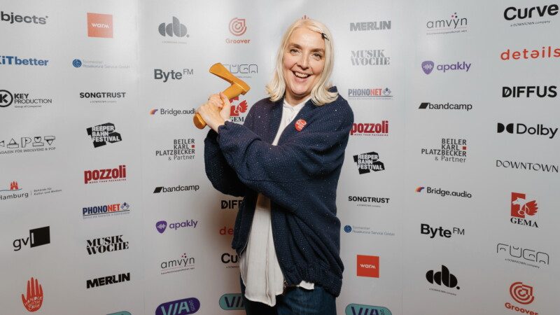 Impala Helen Smith VIA VUT Indie Awards 2025 Indie Axt _C_ Jonas Neugebauer Spricht unter dem Motto WhyIndependentsMatter im Rahmen der Indies Days des VUT beim Reeperbahn Festival 2026 über die Bedeutung der unabhängigen Musikunternehmen für das gesamte musikalische Wirtschaftssystem: die Impala-Vorsitzende Helen Smith, hier bei der VIA-Verleihung 2025 mit ihrem Sonderpreis. Foto: Jonas Neugebauer