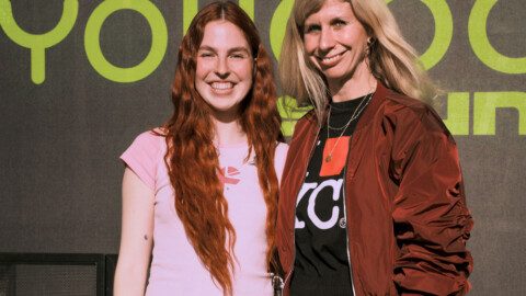 Pressebild YOUCOOK Sounds Open Call Gewinnerin Bella Reed (links) mit Karola Kentner-Schütz Head of Marketing YOUCOOK (rechts) Gratulation auf der Bühne