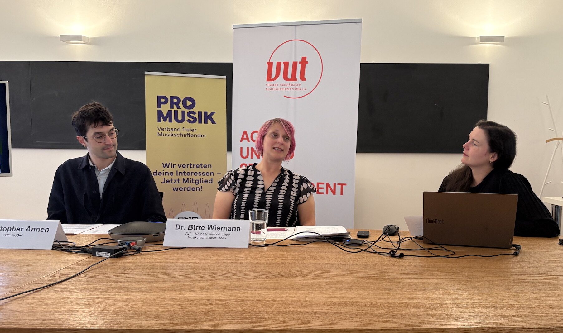 VUT Pro Musik Christopher Annen Birte Wiemann Sandra Wirth _C_ MusikWoche Stellten die Gemeinsamen Vergütungsregeln (GVR) bei einer Gesprächsrunde in Berlin vor (von links): die beiden Vorstandsvorsitzenden Christopher Annen (Pro Musik) und Birte Wiemann (VUT), hier mit Moderatorin Sandra Wirth (VUT). Foto: MusikWoche