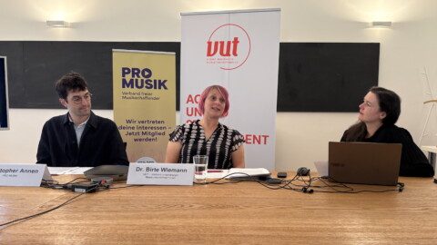 Stellten die Gemeinsamen Vergütungsregeln (GVR) bei einer Gesprächsrunde in Berlin vor (von links): die beiden Vorstandsvorsitzenden Christopher Annen (Pro Musik) und Birte Wiemann (VUT), hier mit Moderatorin Sandra Wirth (VUT). Foto: MusikWoche