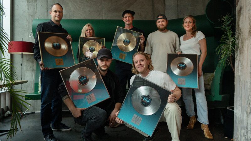 Zian_Awardubergabe_1 (credit Sony Music Switzerland )