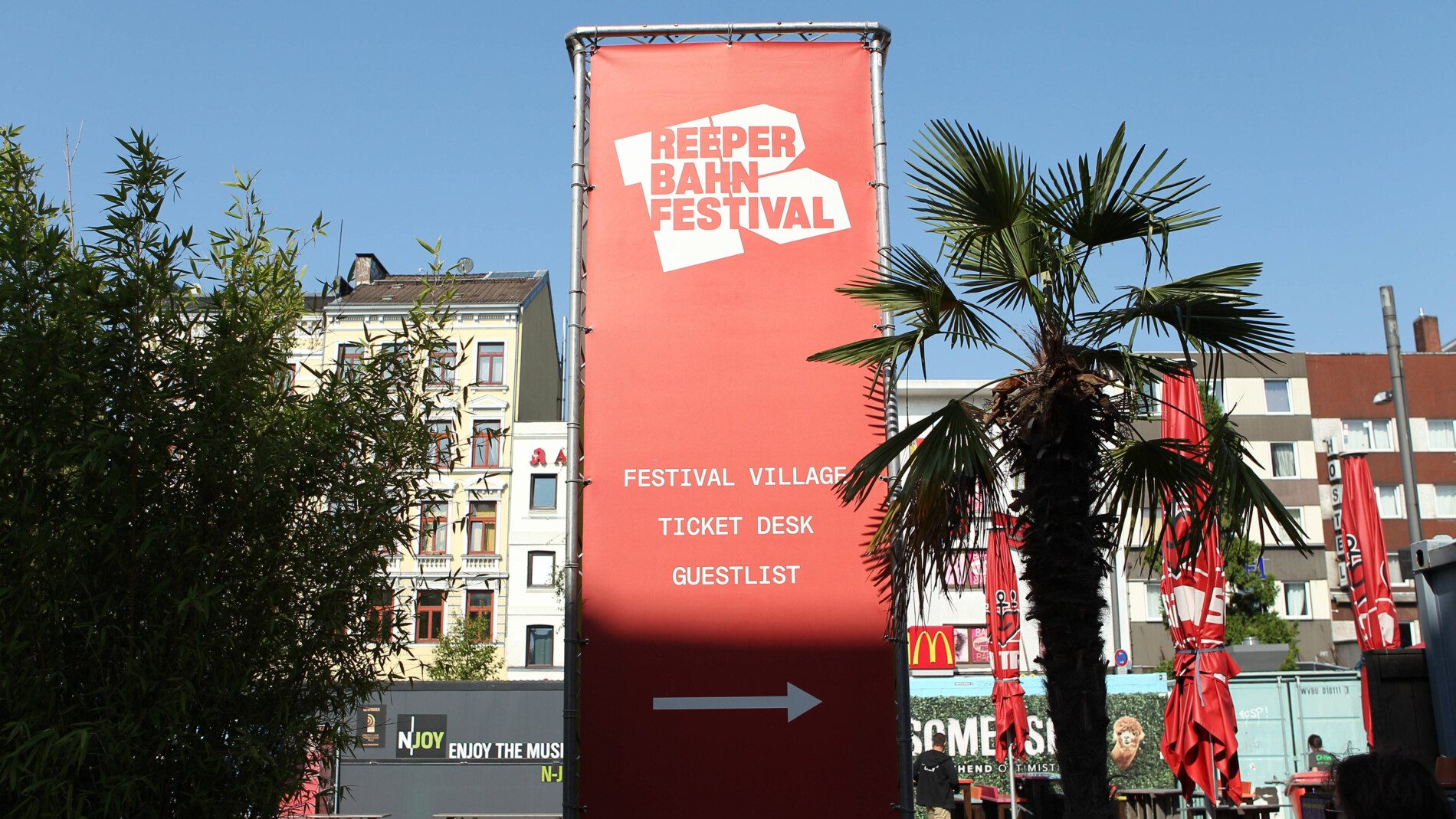 Wegweiser auf dem Spielbudenplatz zur Ticketkasse. St. Pauli Hamburg *** Signpost on Spielbudenplatz to the St Pauli Ham