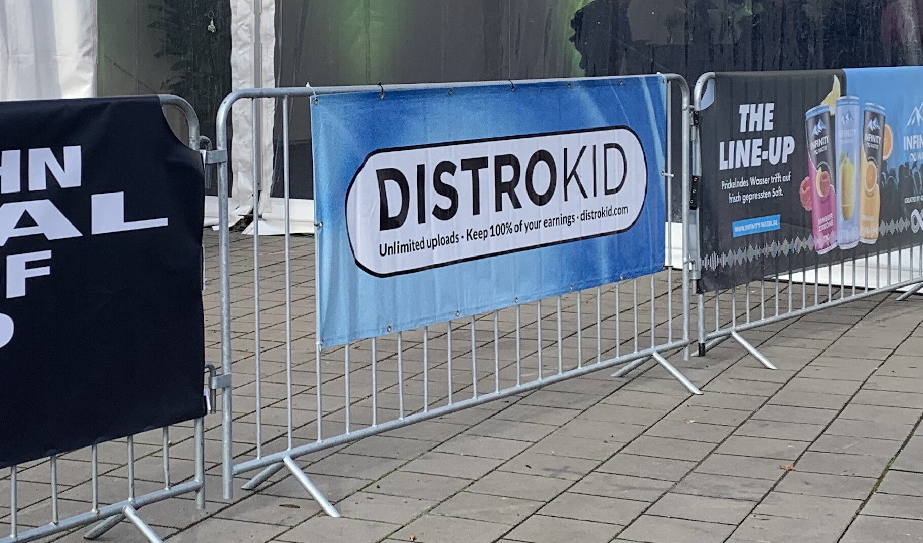 Steht im Fokus einer Klage der Universal Music Group und sieht sich nun Kritik der DIY-Szene ausgesetzt: der Vertriebsdienstleister DistroKid, der kürzlich noch beim Reeperbahn Festival für sein Angebot warb. Foto: MusikWoche