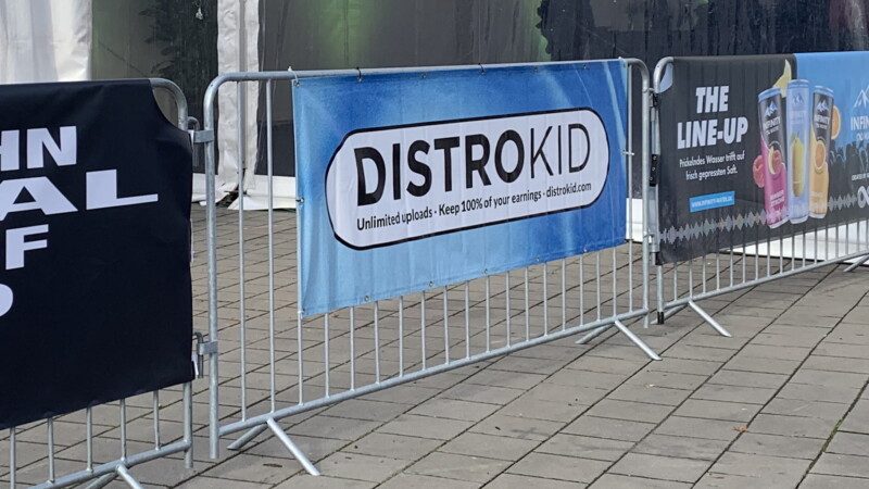 DistroKid Werbebanner beim Reeperbahn Festival Steht im Fokus einer Klage der Universal Music Group und sieht sich nun Kritik der DIY-Szene ausgesetzt: der Vertriebsdienstleister DistroKid, der kürzlich noch beim Reeperbahn Festival für sein Angebot warb. Foto: MusikWoche