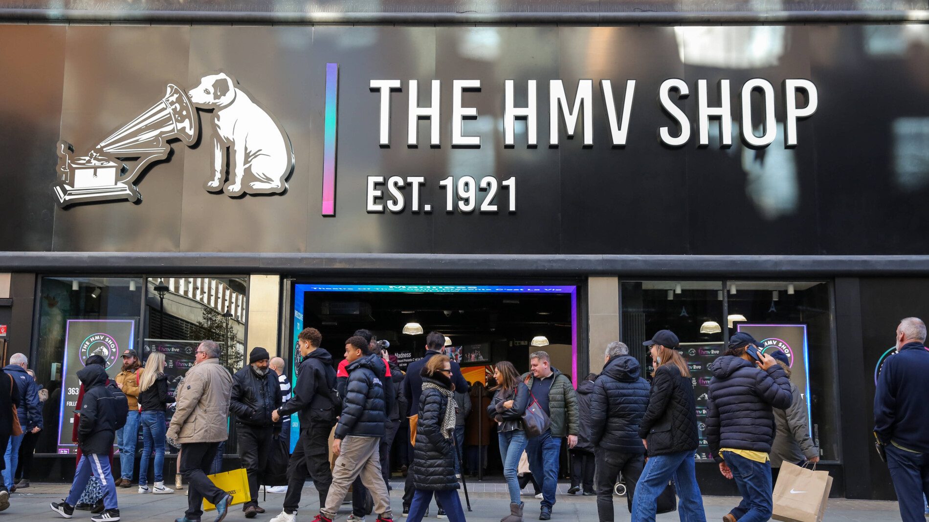 Wechselhafte Geschichte: 2019 ging die damalige Handelskette HMV in die Insolvenz, das Geschäft an der Londoner Oxford Street schloss seine Türen, bis im 2023 unter neuer Leitung die Wiedereröffnung erfolgte; hier ein Bild aus dem November 2023. Foto: Imago, Zuma, Steve Taylor