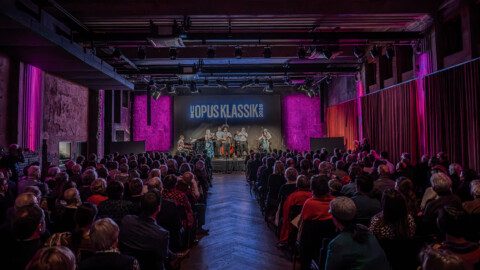 Volles Haus beim Konzert der Preisträger:innen: die Hornistin Sarah Willis mit dem Ensemble The Sarahbanda auf der Bühne im Fotografiska Berlin. Foto: Markus Nass, Gesellschaft zur Förderung der Klassischen Musik