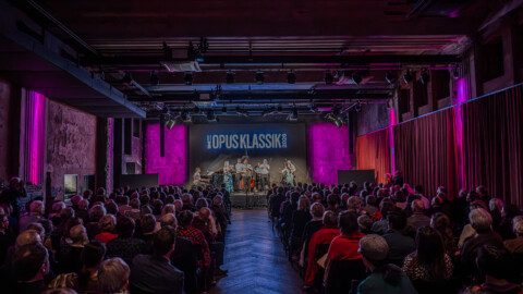Volles Haus beim Konzert der Preisträger:innen: die Hornistin Sarah Willis mit dem Ensemble The Sarahbanda auf der Bühne im Fotografiska Berlin. Foto: Markus Nass