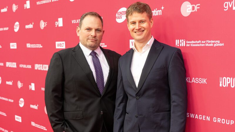 Kürzlich beim Opus Klassik: Alexander Buhr (Executive Vice President A&R and Business Development Sony Classical/Sony Masterworks, links), und Sven Schuhmann (Vice President Sony Classical). Foto: Markus Nass