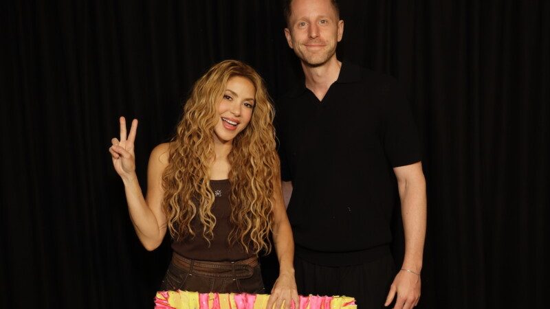 Sony Music Shakira Tom Jaeger Dai Day Gold Madrid _C_ Nicolas Gerardin In Madrid mit deutschem Gold für „Dai Dai“ geehrt: Shakira mit Tom Jäger, Senior Product Manager & Lead Latin Projects bei der RCA Label Group. Foto: Nicolas Gerardin
