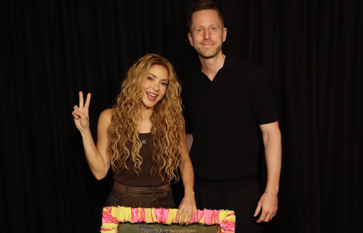 Sony Music Shakira Tom Jaeger Dai Day Gold Madrid _C_ Nicolas Gerardin In Madrid mit deutschem Gold für „Dai Dai“ geehrt: Shakira mit Tom Jäger, Senior Product Manager & Lead Latin Projects bei der RCA Label Group. Foto: Nicolas Gerardin