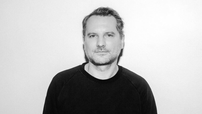 Will künftig von Berlin aus als freiberuflicher PR-Manager Künstler:innen dabei helfen, „ihre Geschichten und Narrative mit der Öffentlichkeit zu teilen“: Jan Nichols. Foto: Bastian Bochinski
