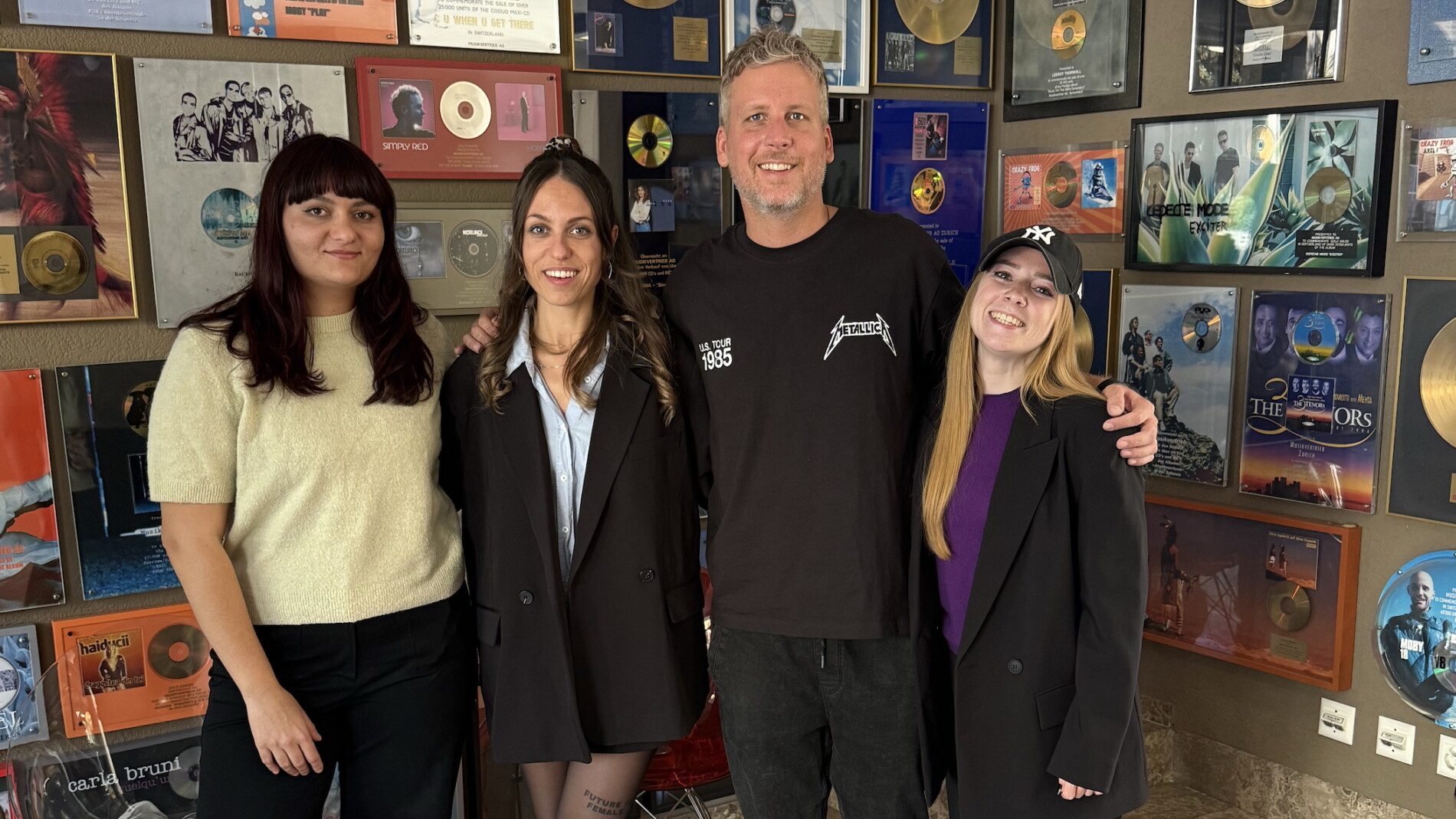 muve recordings Kim Lemmi neues Signing Arbeiten künftig zusammen (von links): Aleksandra Nikolic (Head of Promotion), Kim Lemmi, Philipp Ortner (Director A&R) und Heather Wells (A&R Managerin, Brands, Sync & Licencing). Foto: muve recordings