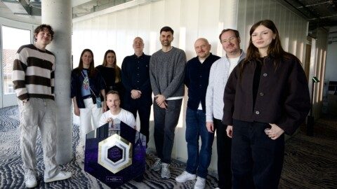Bei der Auszeichnung (von links): Max Holtey (Columbia Creative Marketing Manger), Teresa Pighin (Product Management), Lilly Rumler (Management), Tino Piontek, Matt Jagger (Management), Kristian Lesic (Director Marketing Columbia), Bastian Ständer (VP Marketing Columbia Label Group), Nathan Hunt (Head of International Marketing) und Emily Grace Lardon (A&R Manager).