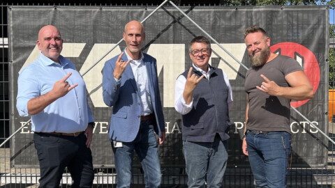 Wollen künftig den Verkauf von Merch- und Fanprodukten über EMP logistisch gemeinsam abwickeln (von links): George Bulters (Site Manager, Bleckmann), Tom Wijlens (COO North Netherlands, Bleckmann), Fred Casimir (President, whynow Europe) und Tom Kuper (Managing Director, EMP). Foto: whynow, EMP